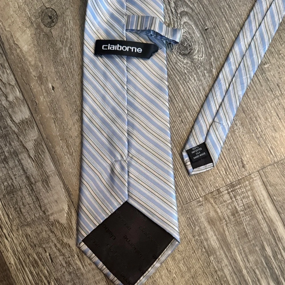 Claiborne Men's Tie in Gray and Cream Stripes
